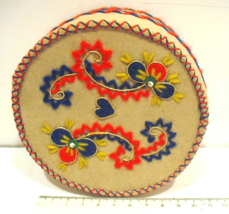 Caixa em pano de Viana do Castelo bordada