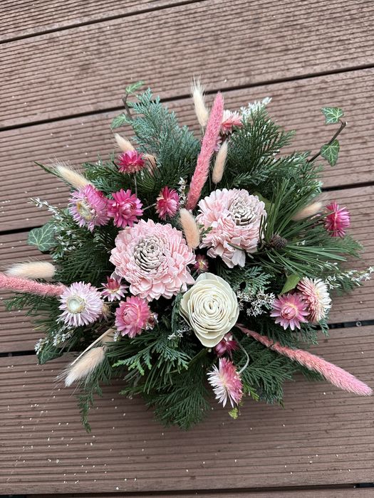 Konpozycja nagrobna wiazanka roz zielen suszki