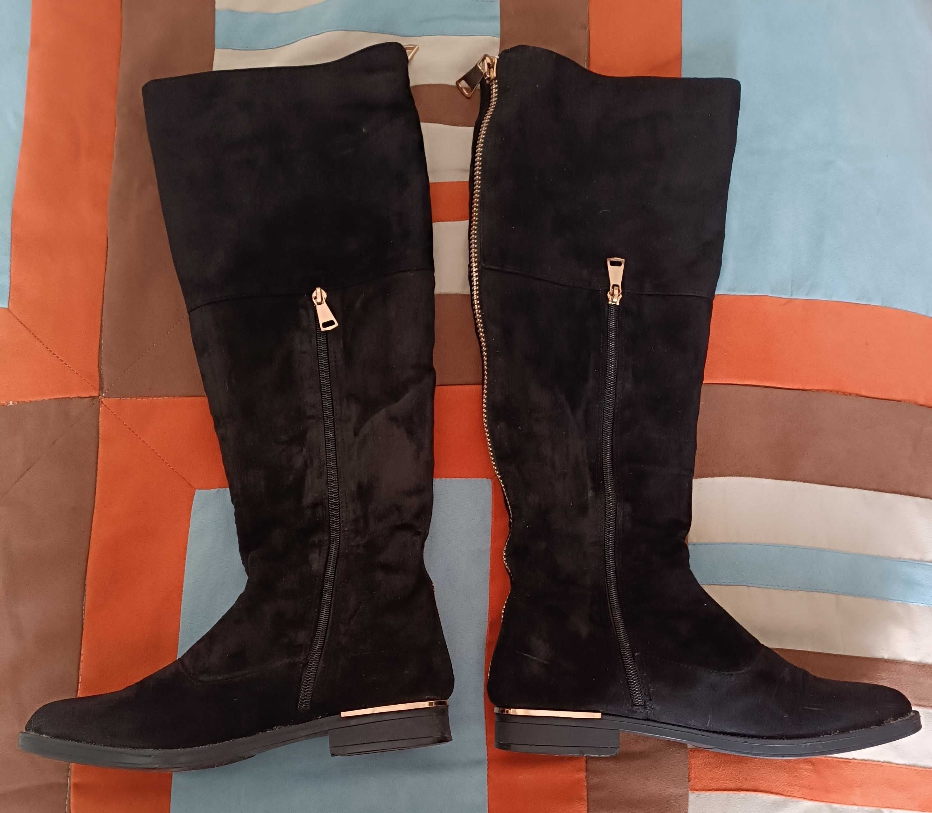 Botas de cano alto de camurça em preto