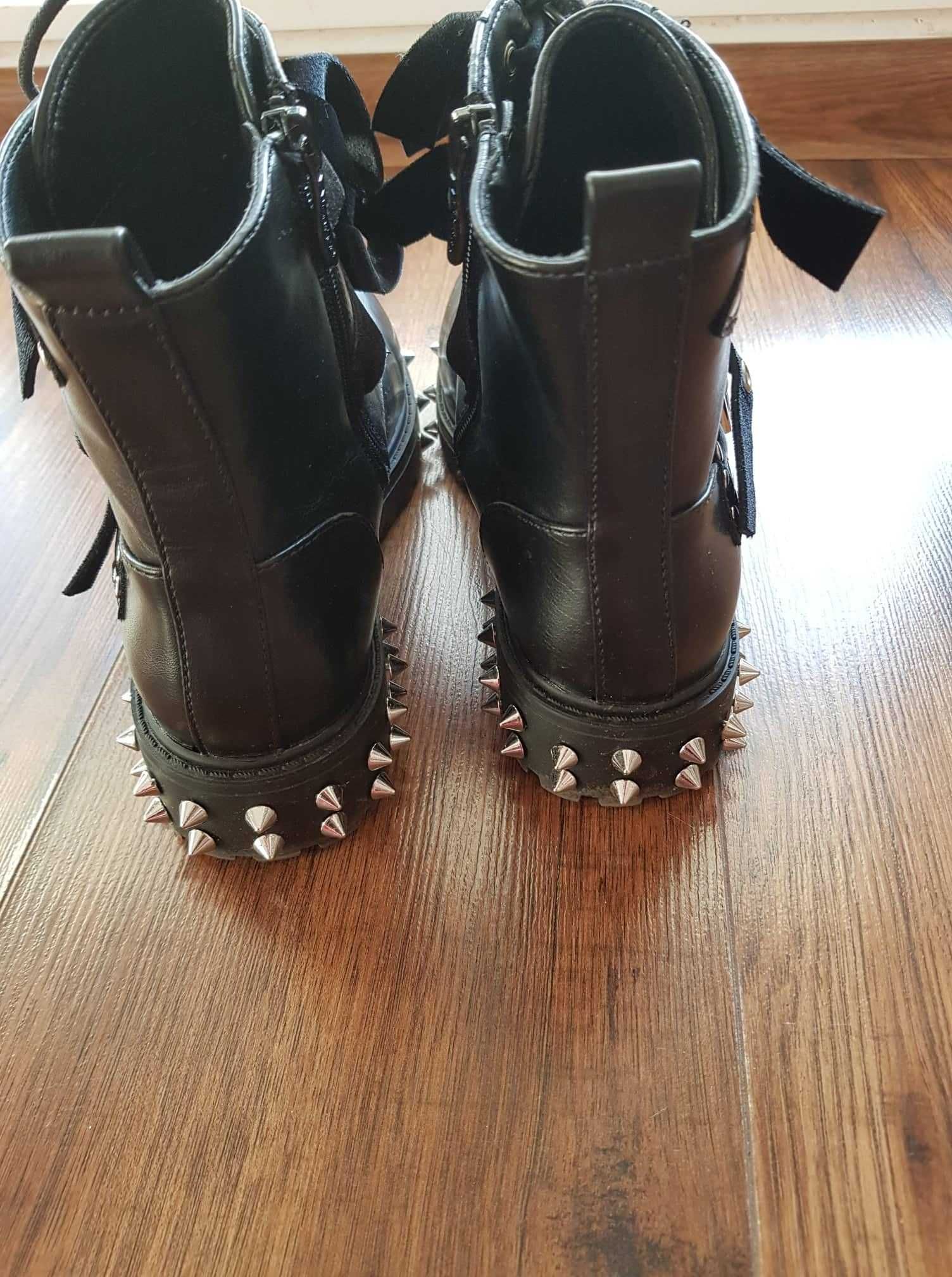 Buty DeeZee z ćwiekami, botki