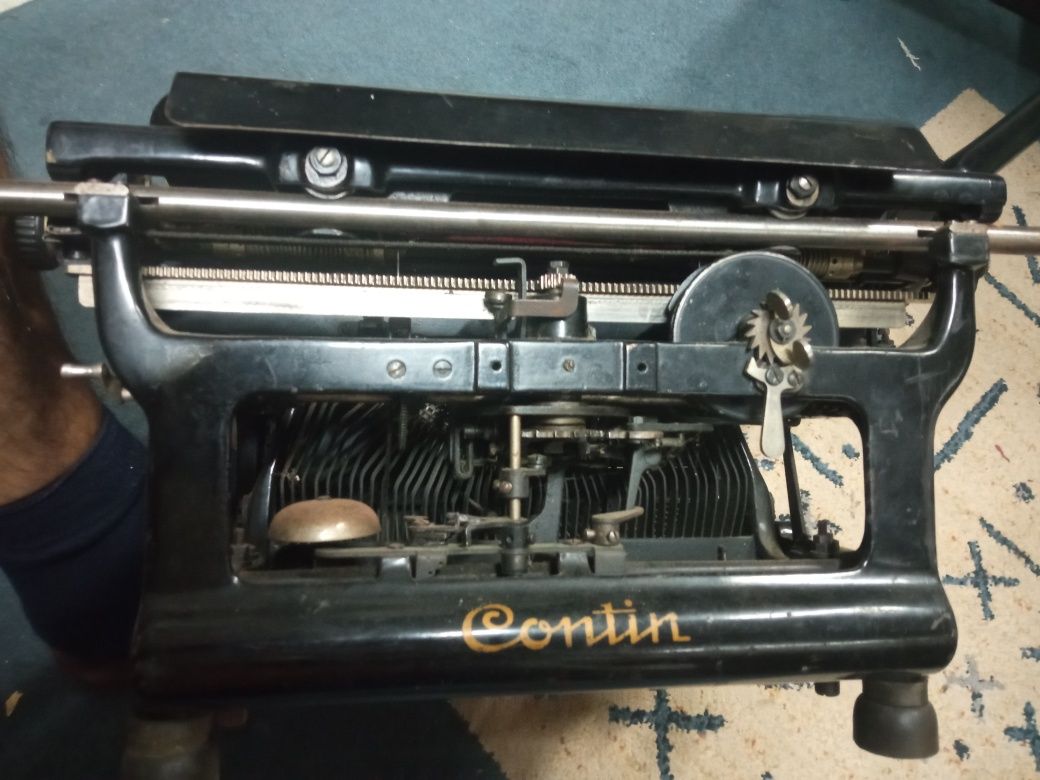 Antiga máquina de escrever. Completa e a funcionar.
