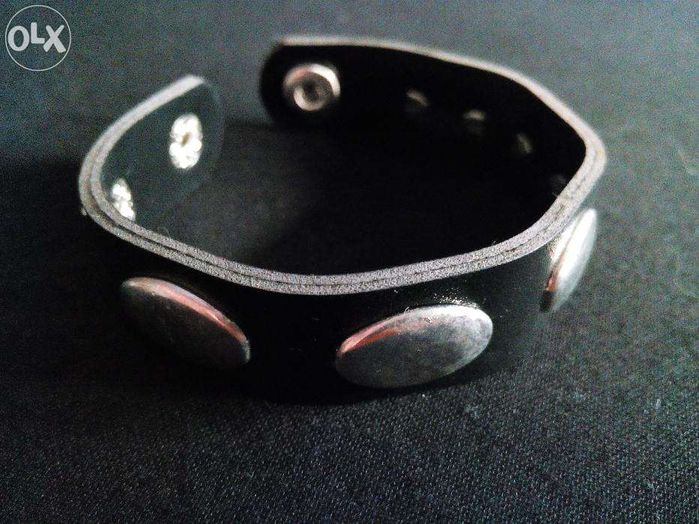 Pulseira preta couro com tachas metal - NOVO