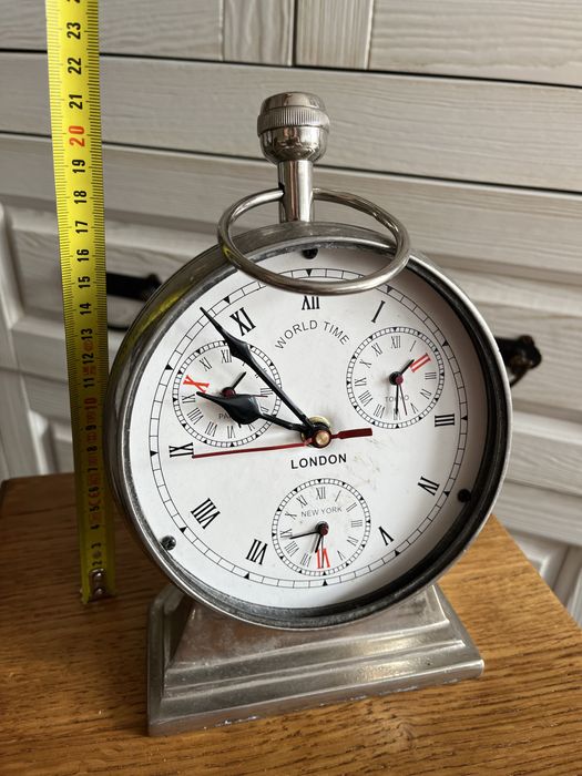 Zegar stołowy World Time funkcją zegarów światowych