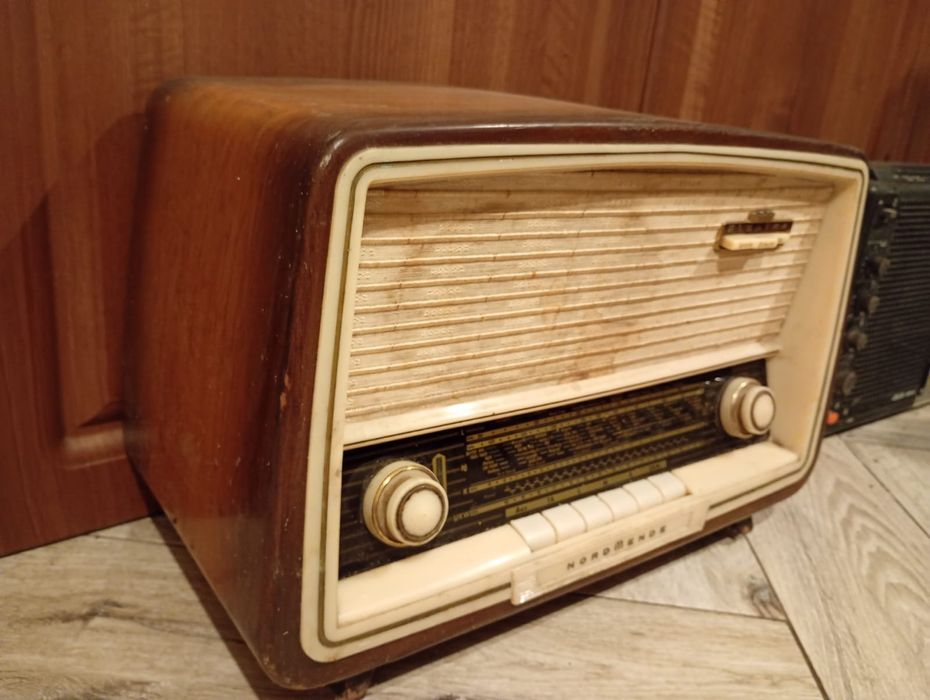 zabytkowy radioodbiornik lampowy Nordmende Elektra.