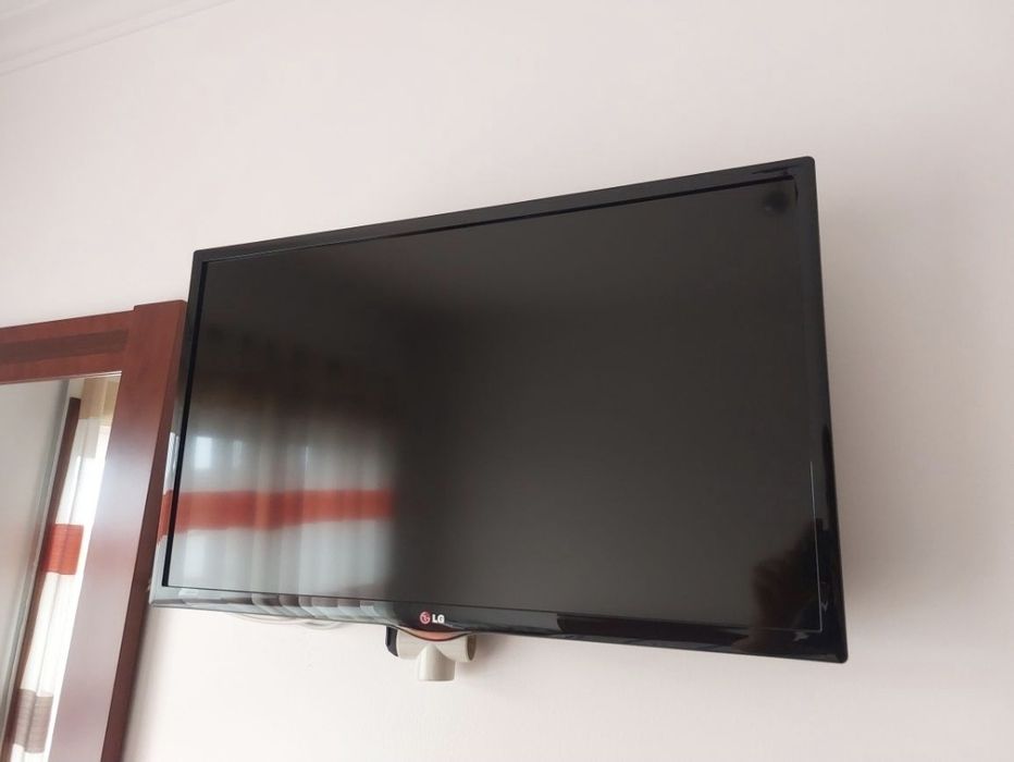Vendo tv s LG 32 polegadas,  81 cm preto. Com suporte de parede