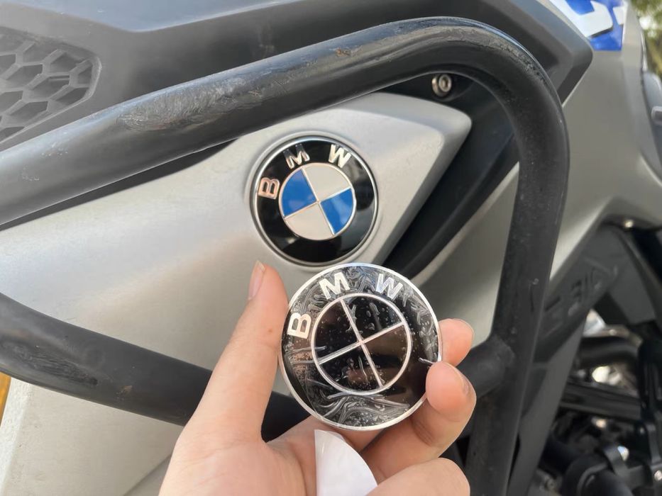 Эмблема черная на BMW