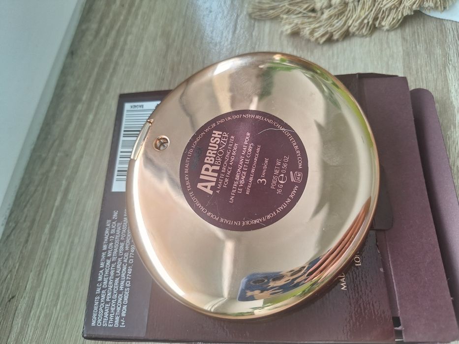 Bronzer prasowany Charlotte Tilbury wykończenie matowe 3 TAN 16g