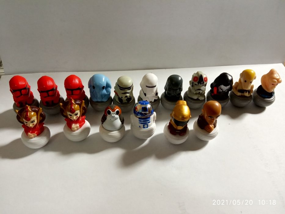 Колекція іграшок неваляшок