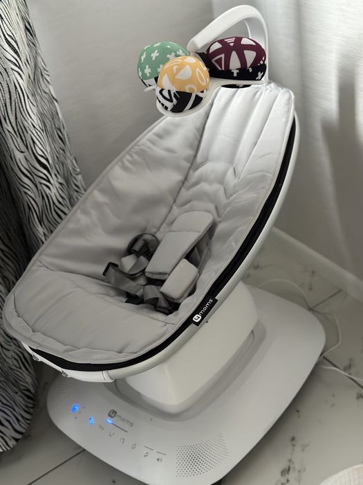 Заколисуючий дитячий центр 4moms Mamaroo5.0