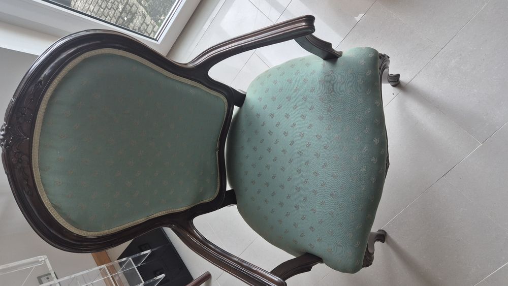 Cadeirao. São duas ,pode ser compradas em separados.  Muito bonitas es