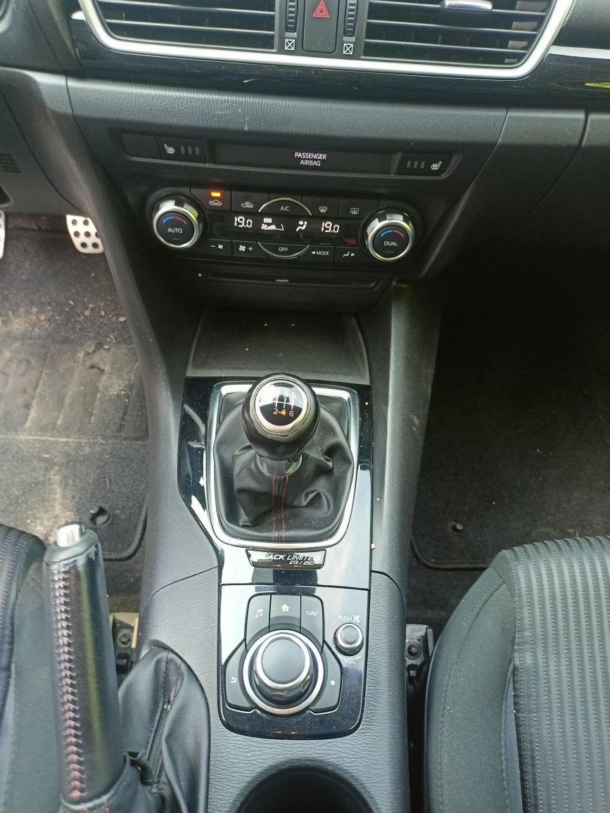 Mazda 3 2.2 D SKAYACTIV 150KM Black Limited