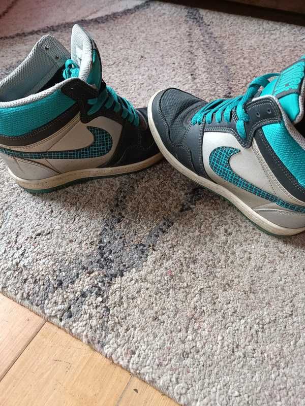 Buty sportowe Nike.