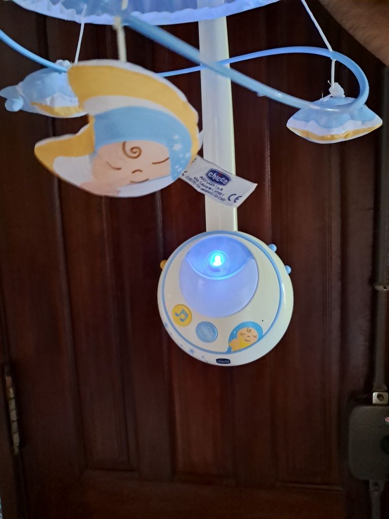 Brinquedo adaptável  para cama de criança, com música