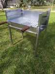 Grelhador de ferro 60x40 com pernas acompanhado de grelha e tabuleiro