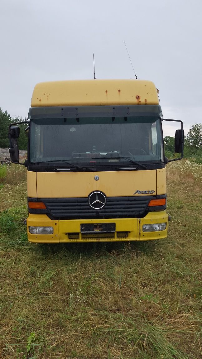 Laweta ciężarowa Mercedes Atego 1228 z najazdami