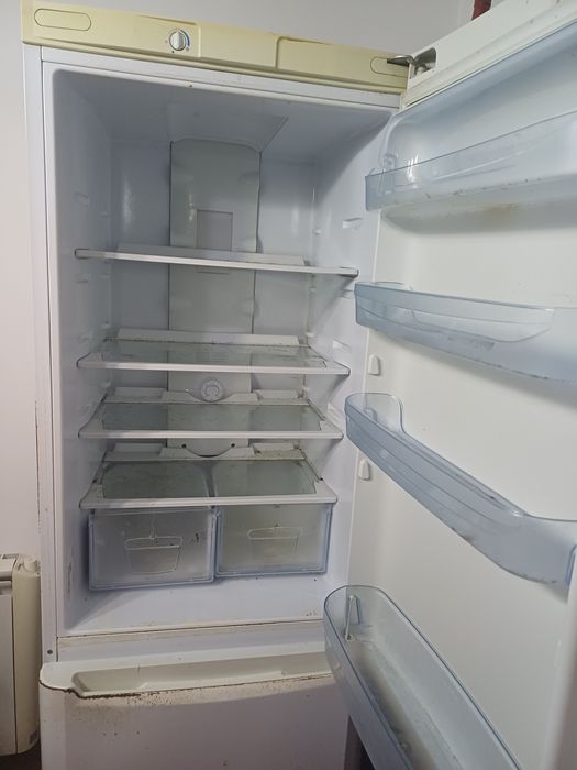 Frigorífico com congelador