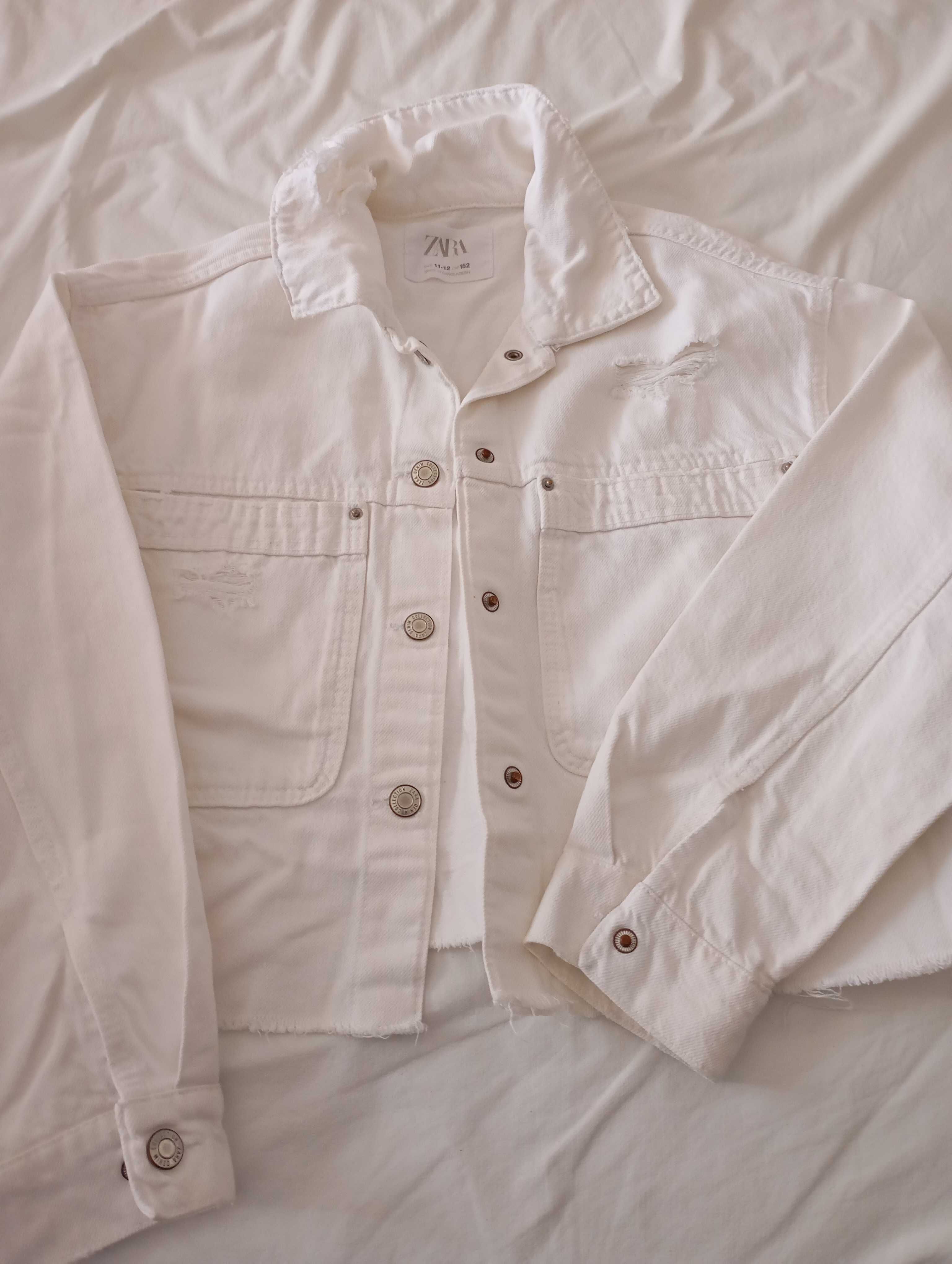 Brinquedos e roupas