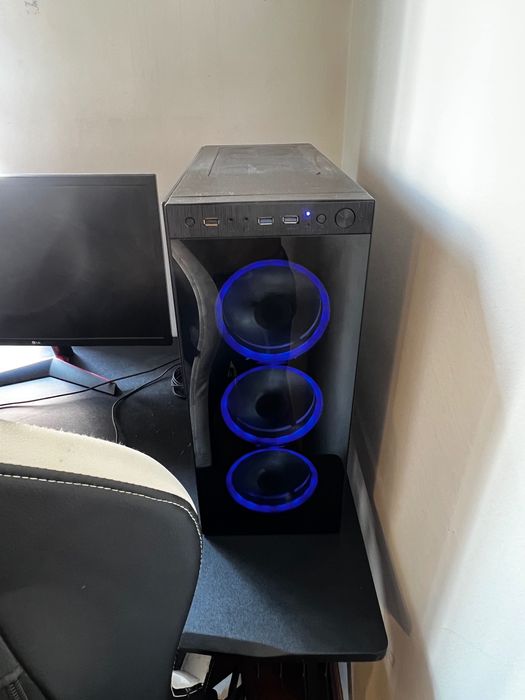 Pc gamer, com mesa e cadeira