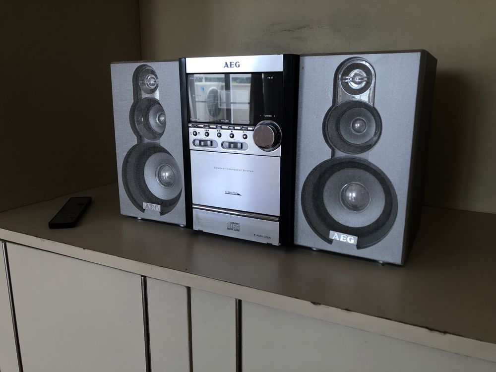 móvel e sofá com oferta de rádio