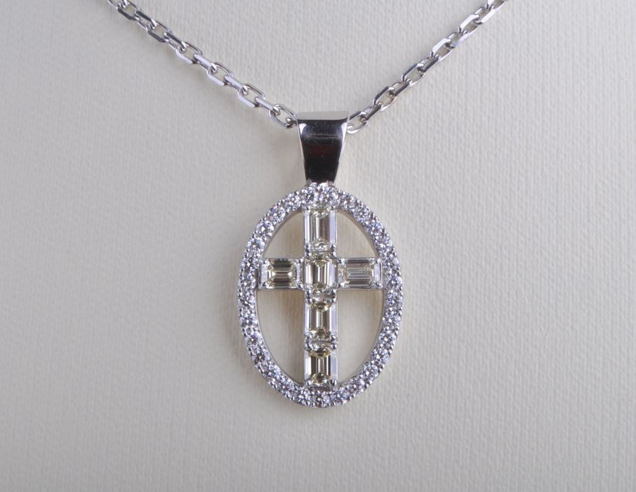 Крест-кулон из белого золота с бриллиантами - 1.1ct