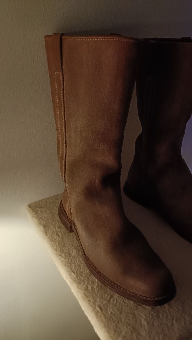Botas de Cano Alto em Pele com Sola em Couro
