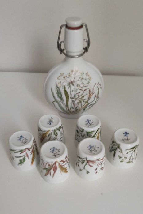 Fürstenberg, porcelanowa piersiówka z kieliszkami