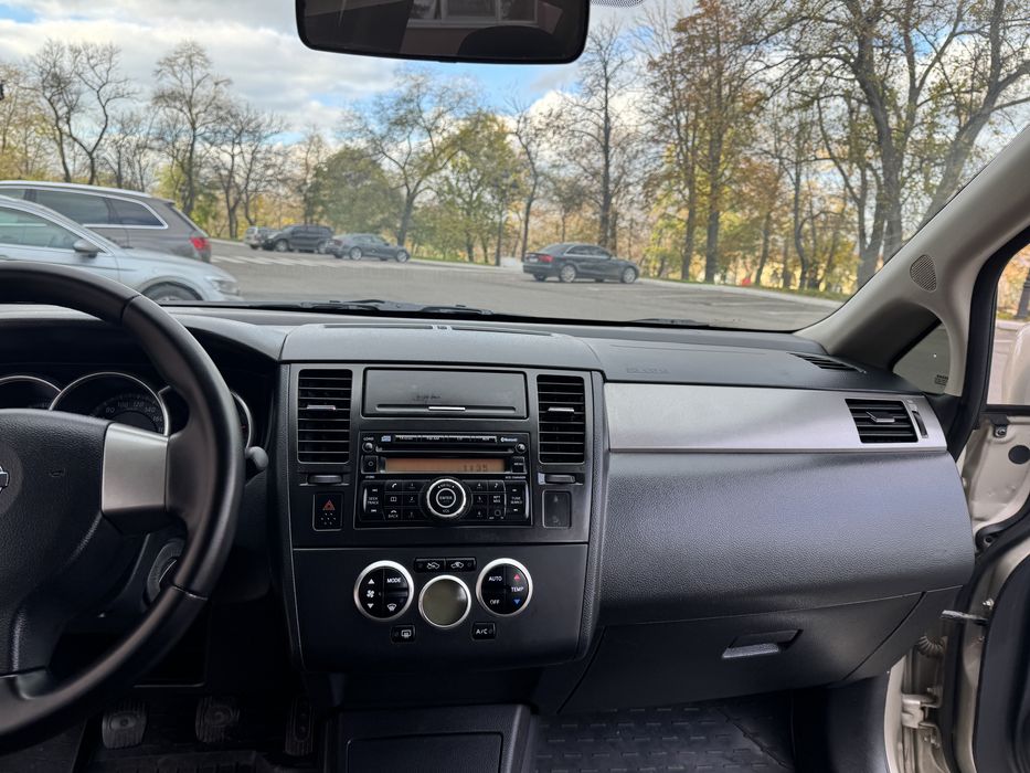 продам Nissan Tiida  2011 года 1.6 бензин