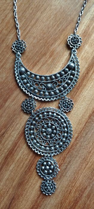 Colar de cor prateado