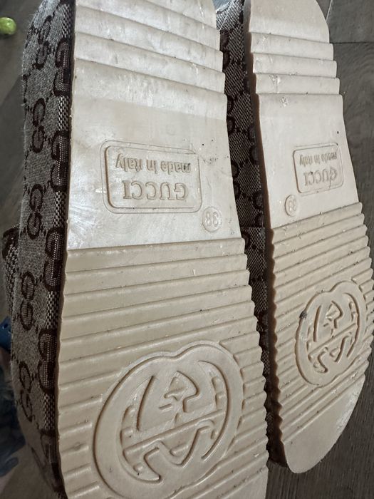 Klapki damskie na platformie Gucci