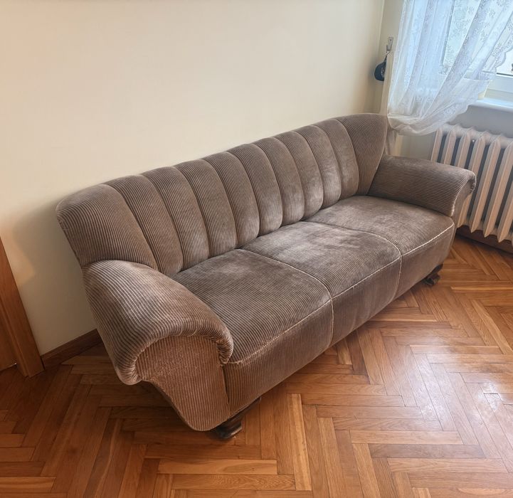 Welurowa sofa w stylu retro.