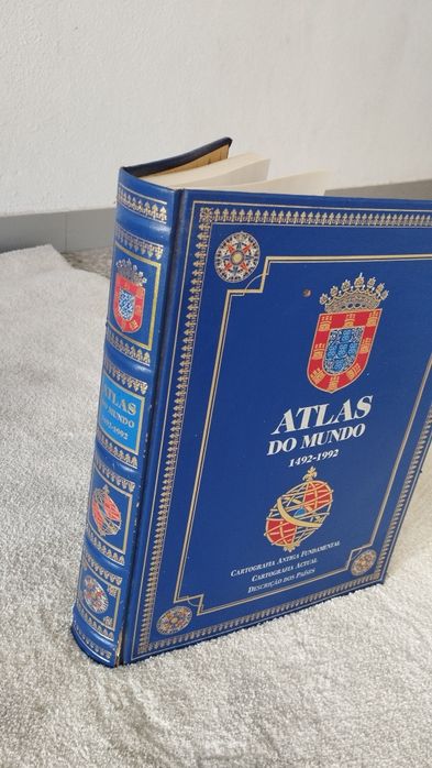 Vendo Atlas do mundo