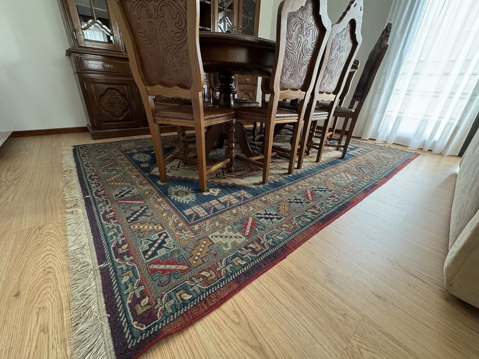 Mesa, cadeiras, sofas etc (interior sala)