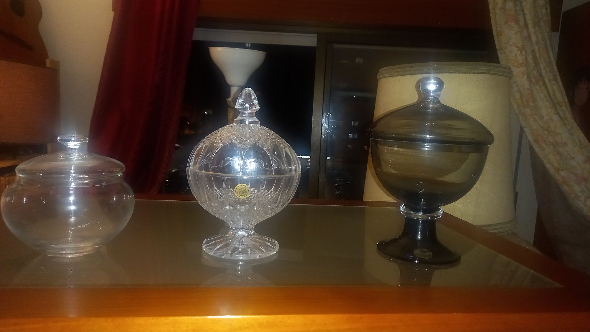 Duas bomboneiras,uma de Cristal D'Arque,25 cm,e outra depósito da Mari