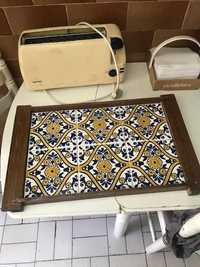 Tabuleiro antigo com azulejos