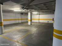 Estacionamentos Duplos No Parque Residencial Do Almirante Em Loures