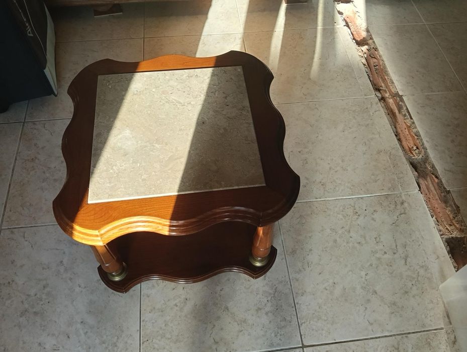 Mesinha de sala com tampo em mármore