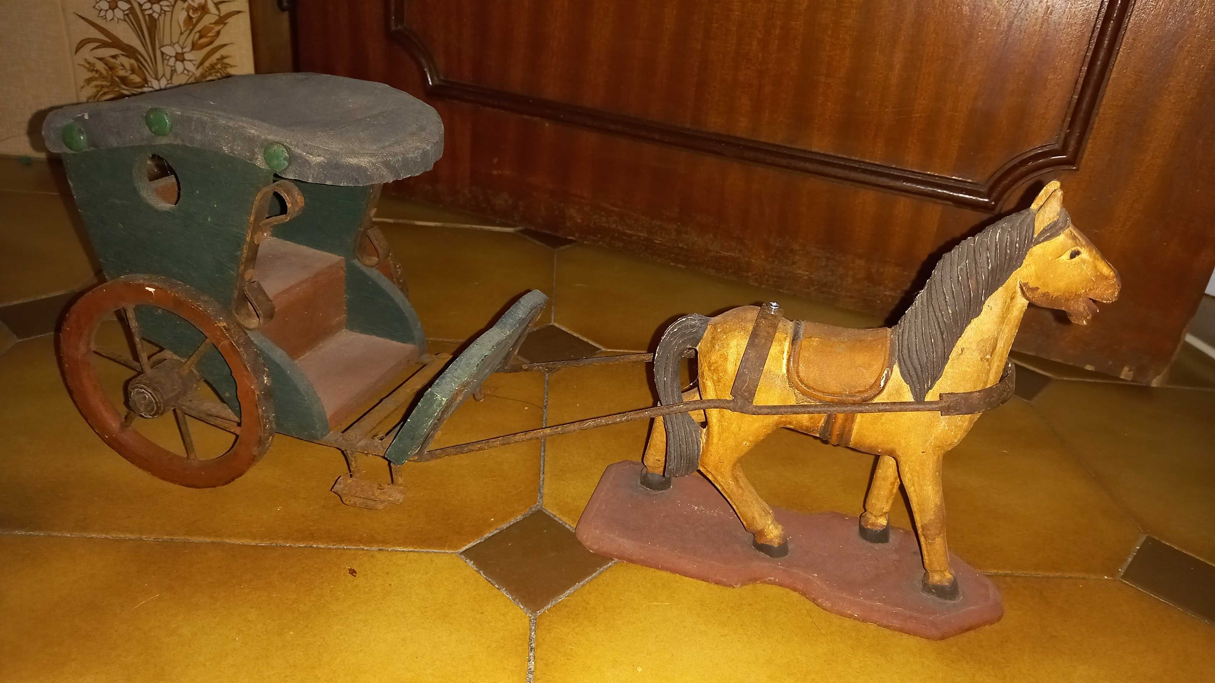 Carrinho antigo em madeira com cavalo