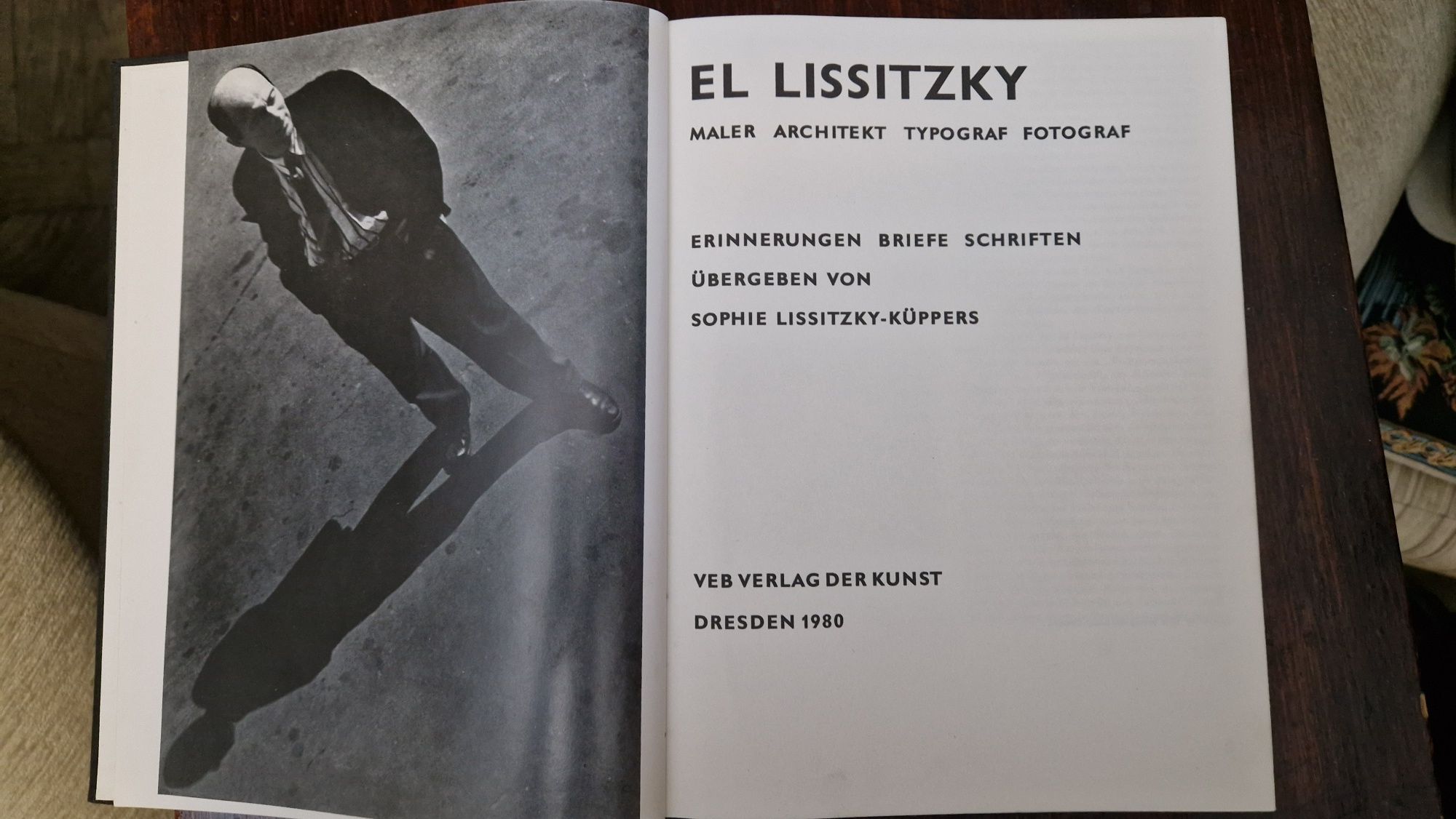 Книга El Lessitzky.Художник,архитектор,фотограф, топограф.1980год