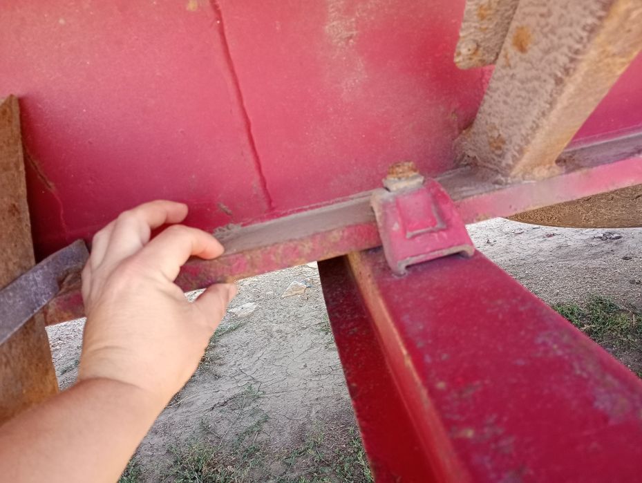 Напівпричіп зерновоз в доброму стані.