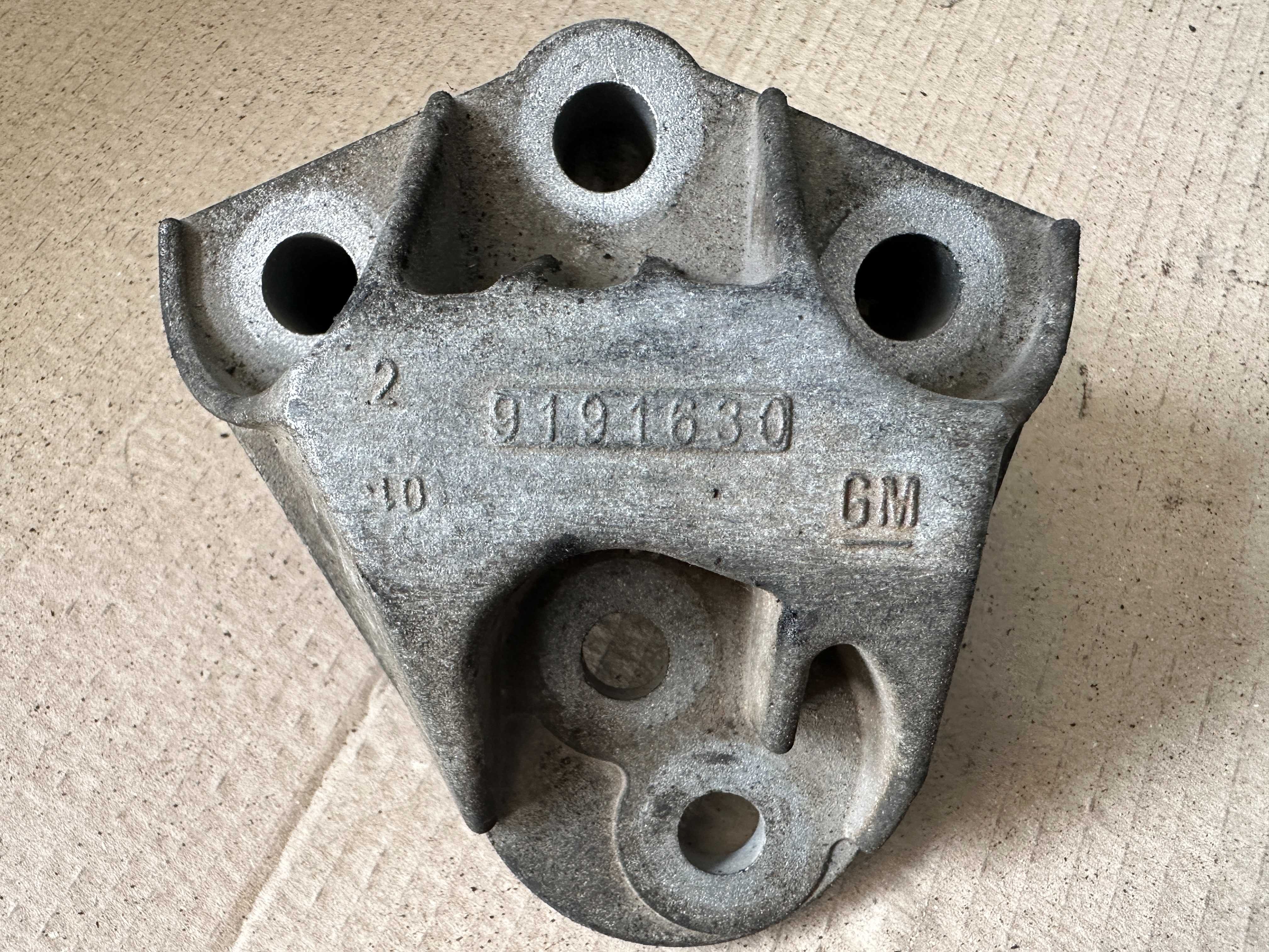 Кронштейн подушки двигателя правый Opel Vectra B 2.2 16V Z22SE 9191630
