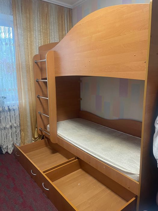 Двоповерхове ліжко з висувними шухлядами