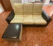 Sofá três (3) lugares com Pufe