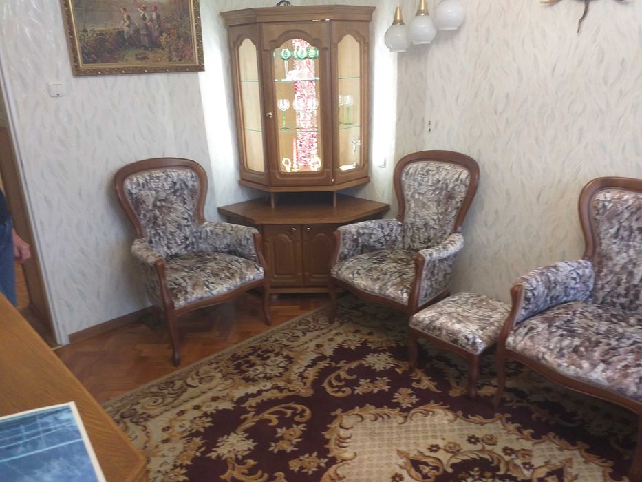 Meble - komplet wykonanych w stylu ludwikowskim.
