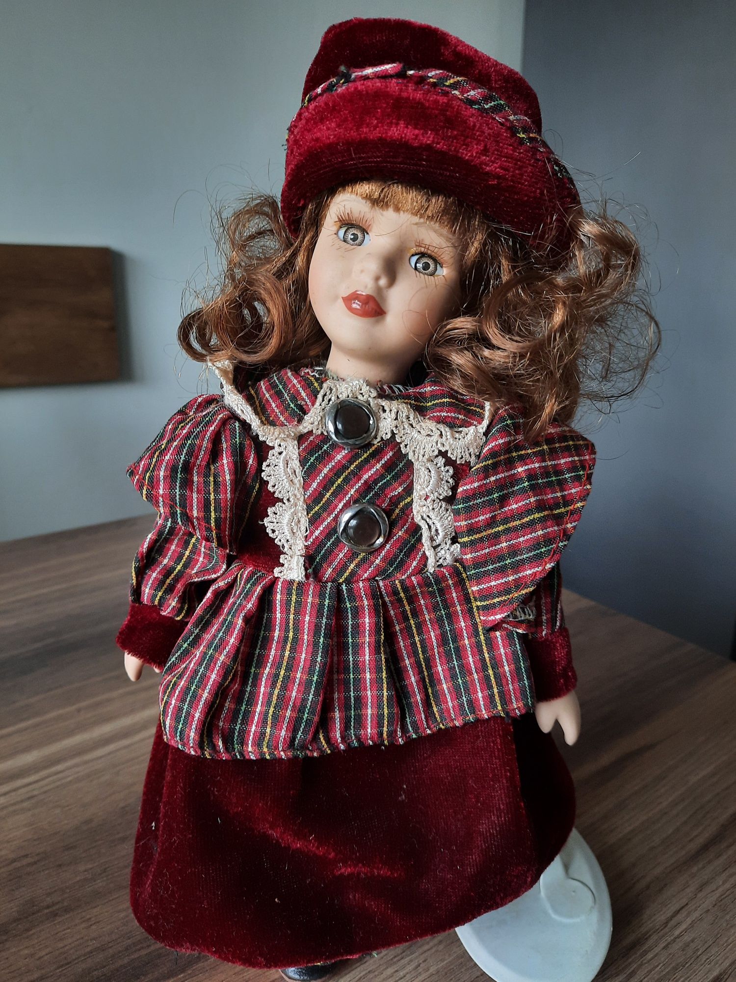 Lalka z porcelany, retro, na stojaku
