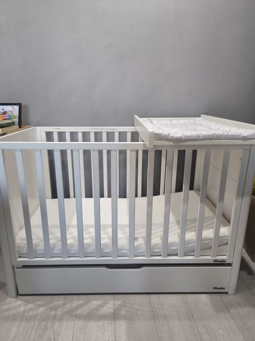 Łóżeczko z materacem, szufladą i przewijakiem