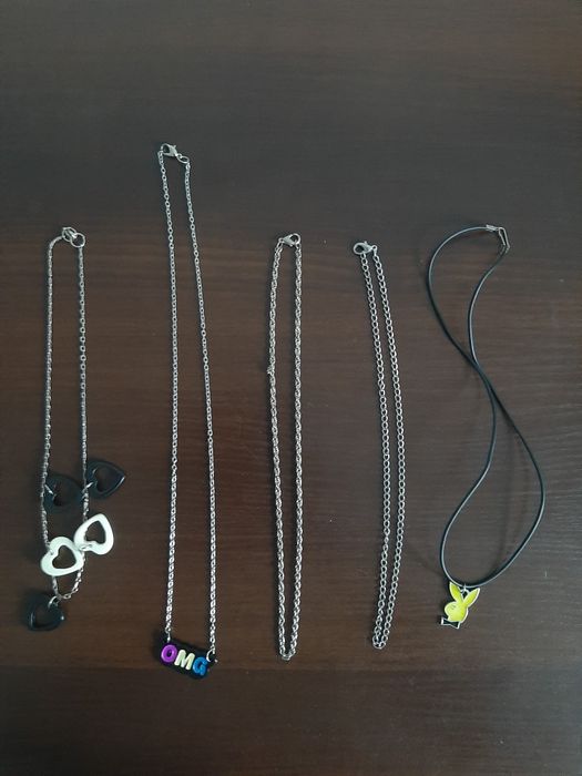 Zestaw naszyjników i łańcuszków