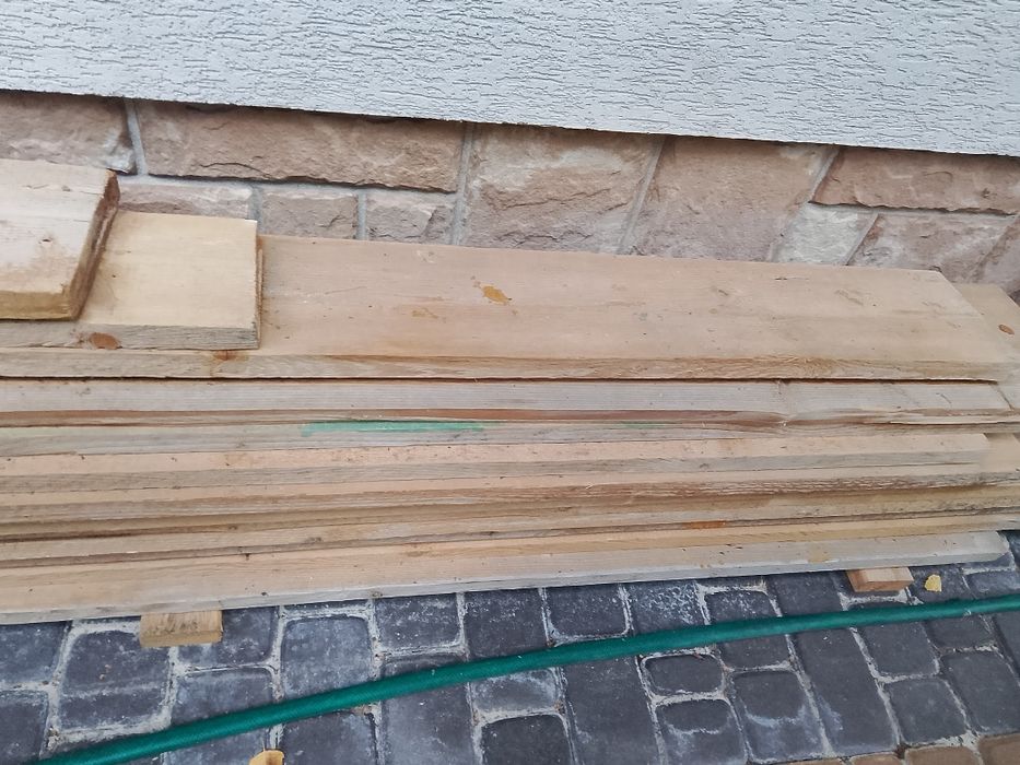 Deski szalunkowe różnej wielkości o grubości 32 mm