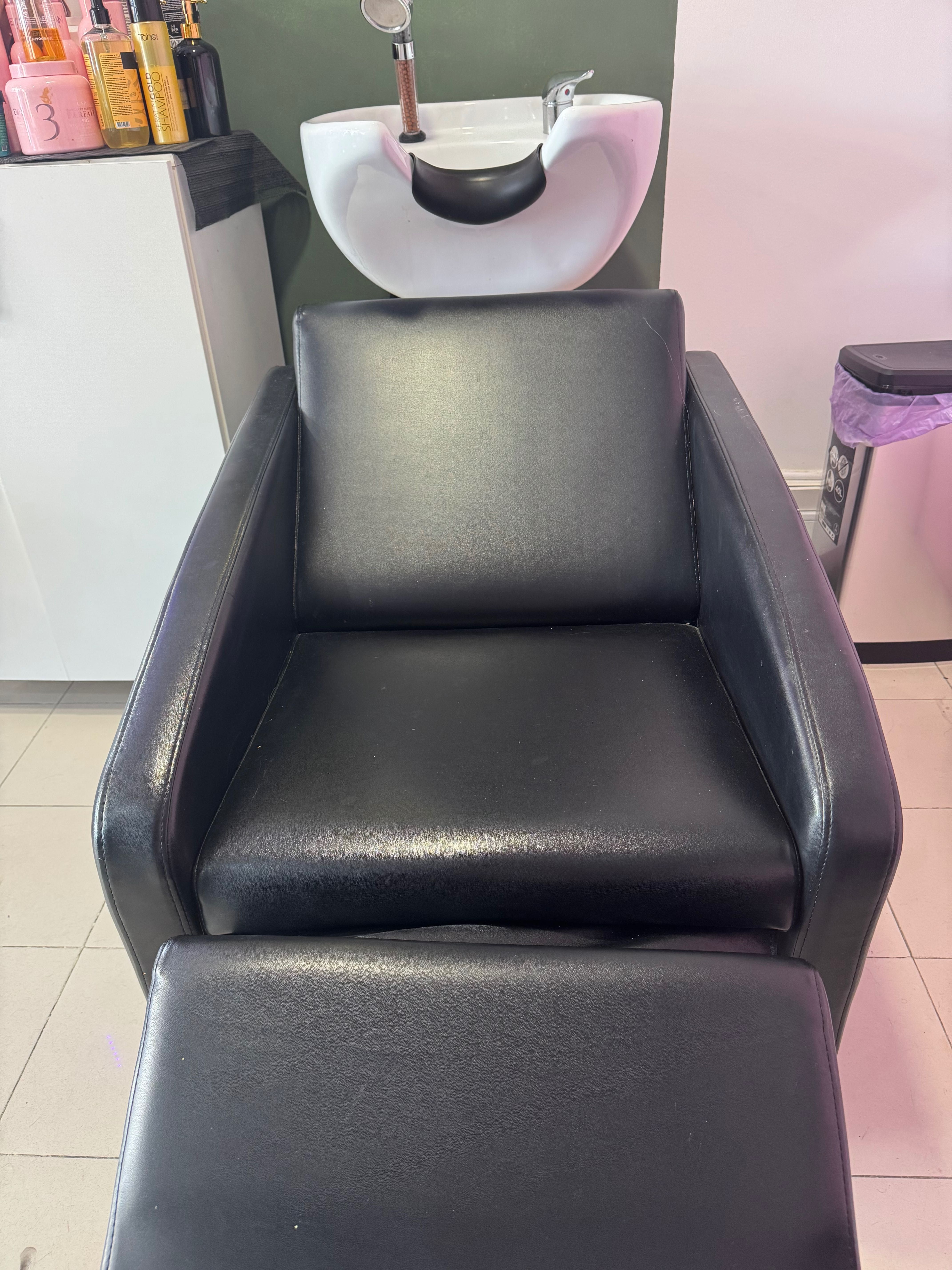 Vendo conjunto de cadeiras e rampa de lavagem