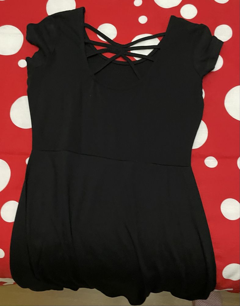 Vestido preto com costas abertas
