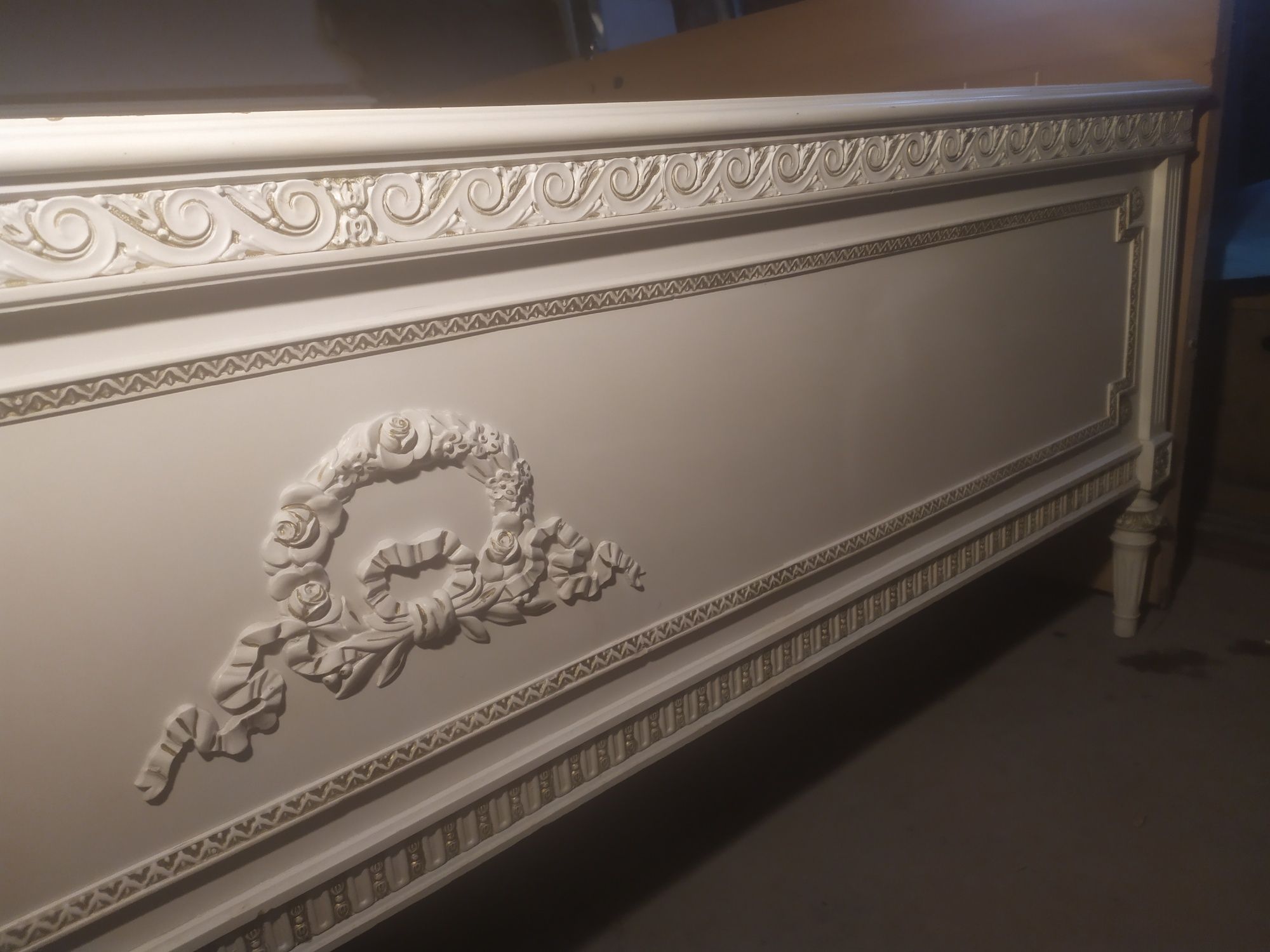 Łóżko barokowe drewniane  biale do sypialni łóże dwuosobowe  Kler